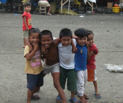 Kinder auf dem Carbon Market in Cebu