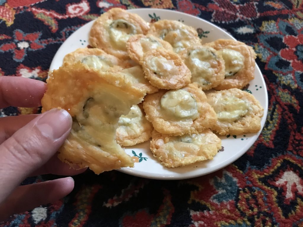 Keto-Chips mit Parmesan und Jalapeno